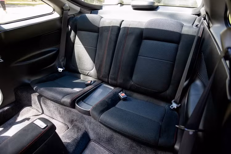 Công nghệ VTEC được ứng dụng, cho phép động cơ đạt redline ở 8.500 vòng/phút, tức là còn hơn cả siêu xe NSX. Chỉ có 320 chiếc được bán ra thị trường vào năm 1997, trong tổng số 3.800 chiếc bán ra trong 4 năm tại Mỹ.