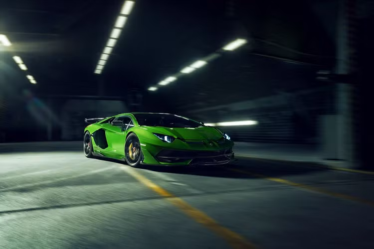 Thật không sai khi khẳng định Aventador là mẫu siêu xe khủng nhất của nhà sản xuất ôtô nước Ý, hiện vẫn giữ vương miện tại đường đua Nurburgring. Một chiếc siêu xe Lamborghini Aventador vốn đã rất mạnh và có lẽ không cần thêm một chút tinh chỉnh hiệu năng nào.