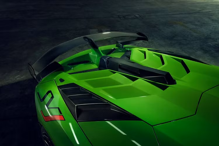 Một vài tùy chọn hệ thống ống xả trên cả bản Coupe và Spyder của Aventador SVJ, góp phần nâng cao hiệu năng xe với tiếng nổ sâu hơn và trọng lượng giảm lên tới 19 kg.