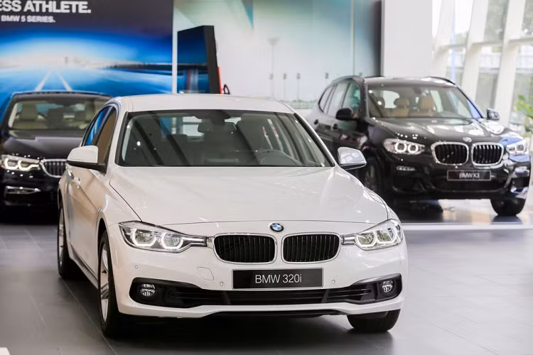 Theo đó, trong tháng 11/2019 này, BMW chính thức đưa ra biểu giá mới cho một số mẫu xe của hãng tại thị trường Việt Nam. Nổi bật trong số đó là việc giảm giá xe BMW "kịch sàn" một số dòng xe hiện đang ăn khách như X1, 1-Series, 2-Series, 3-Series và 5-Series với mức điều chỉnh giảm từ 180 - 330 triệu VNĐ. Đây được xem là lần giảm giá lớn nhất trong năm 2019 của THACO BMW.