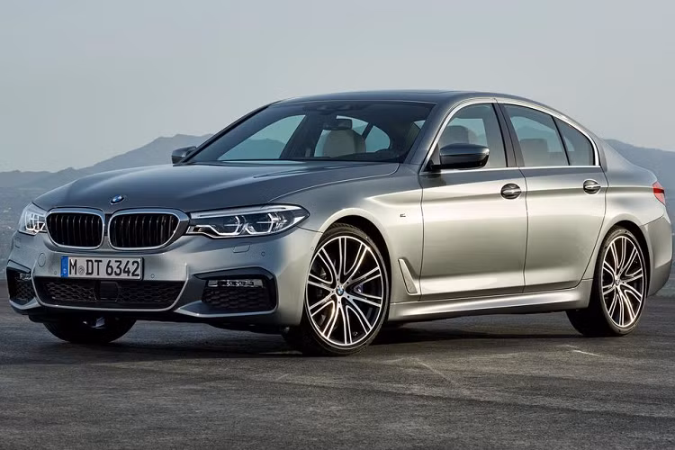 Mẫu xe được giảm giá mạnh nhất trong đợt này của BMW tại Việt Nam là mẫu sedan hạng sang cỡ trung BMW 5-Series đời mới. Cụ thể, phiên bản 520i đón nhận mức giảm 330 triệu đồng so với trước đây, đưa giá bán của xe từ 2,389 tỷ đồng xuống 2,059 tỷ đồng.