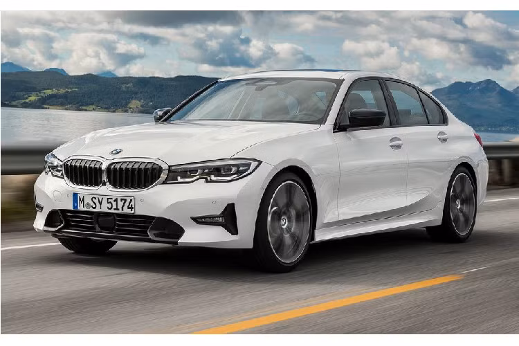 Như vậy, giá xe BMW 5-Series tại Việt Nam sau đợt giảm giá này chỉ ở mức 2,059 - 2,829 tỷ VNĐ. So sánh với đối thủ nặng ký nhất là Mercedes-Benz E-Class đang được niêm yết với giá từ 2,130 - 2,833 tỷ đồng thì có thể nhận thấy rõ việc THACO BMW đang thực sự muốn chơi "khô máu" với Mercedes-Benz trong phân khúc xe sang tầm trung.