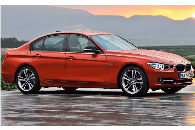 Phiên bản cao cấp hơn là 530i cũng đón nhận mức giảm 240 triệu đồng, đưa giá bán niêm yết của xe từ 3,069 tỷ đồng xuống còn 2,829 tỷ đồng.