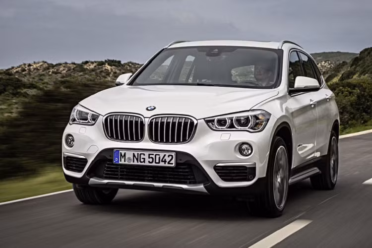 Mẫu xe được BMW giảm giá mạnh thứ hai kế ngay sau dòng 5-Series chính là mẫu 3-Series đời cũ (F30). Cụ thể, phiên bản 320i đón nhận mức giảm 300 triệu đồng, đưa giá bán của xe từ 1,619 tỷ đồng xuống còn 1,319 tỷ đồng.