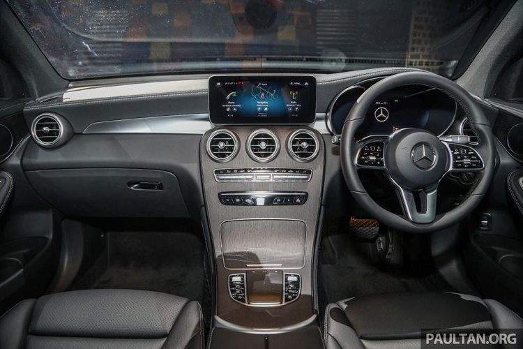 Trên phiên bản GLC 200 được trang bị gói nội thất Exclusive Line cùng nhiều tuỳ chọn như vô-lăng bọc da kèm lẫy chuyển số, đèn LED nội thất với 64 màu, điều hoà tự động 2 vùng, màn hình LCD công-tơ-mét 12.3 inch, ghế chỉnh điện kèm nhớ...