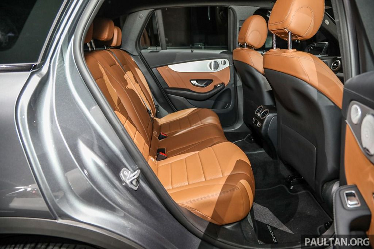 Về trang bị an toàn, GLC 2020 của Mercedes-Benz được tích hợp nhiều công nghệ an toàn tiên tiến như các hệ thống hỗ tợ đỗ xe, kiểm soát hành trình, phanh chủ động, phanh khẩn cấp, hệ thống kiểm soát áp suất lốp, hệ thống hỗ trợ chuyển làn đường (GLC 300) và trang bị tiêu chuẩn 7 túi khí.