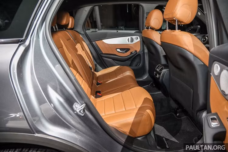 Về trang bị an toàn, GLC 2020 của Mercedes-Benz được tích hợp nhiều công nghệ an toàn tiên tiến như các hệ thống hỗ tợ đỗ xe, kiểm soát hành trình, phanh chủ động, phanh khẩn cấp, hệ thống kiểm soát áp suất lốp, hệ thống hỗ trợ chuyển làn đường (GLC 300) và trang bị tiêu chuẩn 7 túi khí.