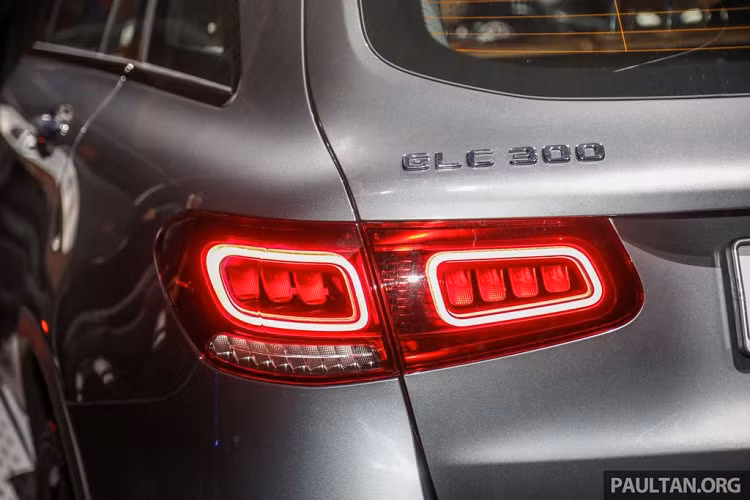 Bước vào không gian nội thất, trên tổng thể thiết kế quen thuộc, GLC 2020 đón nhận những tinh chỉnh về trang bị hiện đại rõ nét, bao gồm màn hình giải trí kích thước lớn, hệ thống MBUX, màn hình công-tơ-mét dạng LCD, hệ thống thông tin giải trí hiện đại ra lệnh bằng giọng nói...