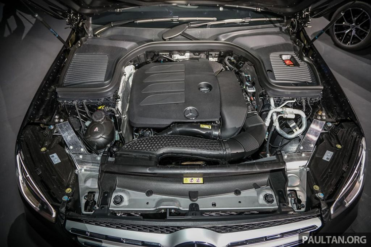 "Trái tim" của Mercedes-Benz GLC 2020 là khối động cơ 4 xy-lanh 2.0L tăng áp thế hệ mới. Trên phiên bản GLC 200, khối động cơ này cho ra công suất tối đa 194 mã lực và 320 Nm mô-men xoắn cực đại, từ đó giúp xe tăng tốc từ 0 - 100 km/h trong 7,8 giây trước khi chạm ngưỡng 217 km/h.