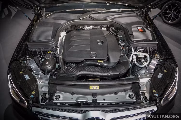 "Trái tim" của Mercedes-Benz GLC 2020 là khối động cơ 4 xy-lanh 2.0L tăng áp thế hệ mới. Trên phiên bản GLC 200, khối động cơ này cho ra công suất tối đa 194 mã lực và 320 Nm mô-men xoắn cực đại, từ đó giúp xe tăng tốc từ 0 - 100 km/h trong 7,8 giây trước khi chạm ngưỡng 217 km/h.
