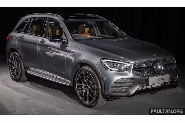 Điểm khác biệt đầu tiên ở ngoại thất của mẫu xe SUV Mercedes-Benz GLC 2020 chính nằm ở "cặp mắt" của xe. Cụ thể, bộ đèn chiếu sáng chính của GLC 2020 đã được các kỹ sư Đức tinh chỉnh lại thiết kế bên trong với dải đèn LED định vị ban ngày hình móc câu bao gần trọn bộ đèn.