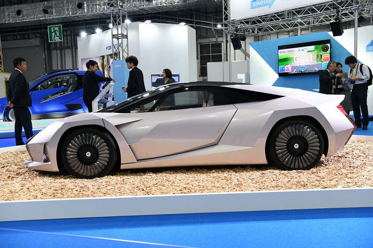 Bên trong khoang nội thất, mẫu xe được làm bằng vật liệu tái chế này chủ yếu sử dụng các thành phần như gỗ và da cao cấp với thiết kế khá đơn giản nhưng không kém phần tinh tế.