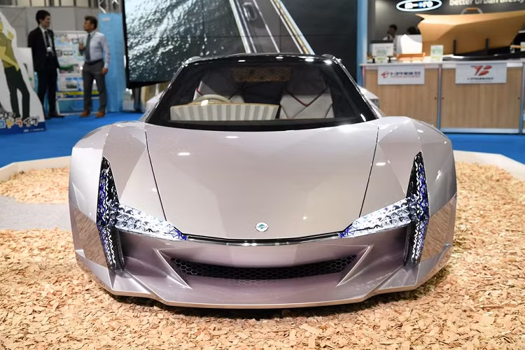 Sản phẩm xe ôtô tái chế này được thổi một làn gió mới với ngôn ngữ sáng tạo tương tự như các mẫu siêu xe đắt tiền. Thoạt nhìn, mẫu xe này khiến người ta dễ dàng nhớ tới chiếc Chrysler ME Four-Tw 12 đã từng khiến giới báo chí tốn không ít giấy mực.