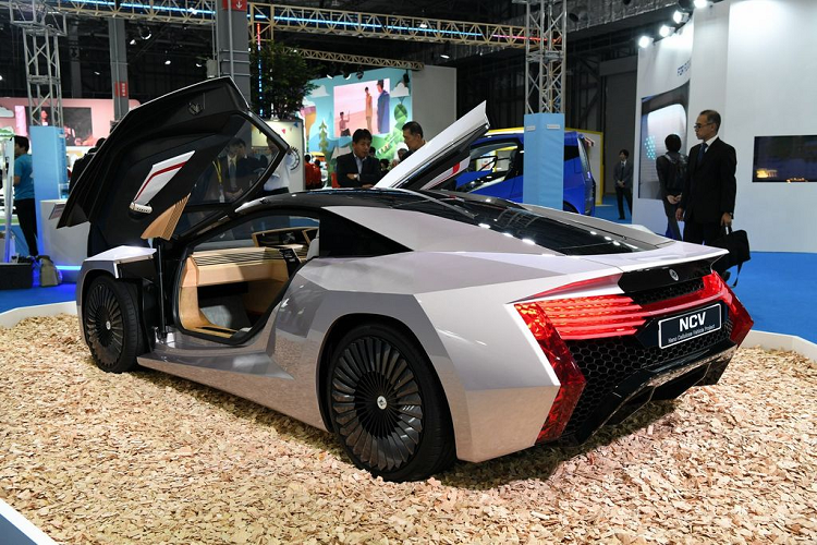 Một số chi tiết trên xe được làm từ vật liệu tái chế có thể kể tới như phần thân, cửa và mui xe... Việc sử dụng các vật liệu tái chế từ nông nghiệp và thực vật ngoài giúp chiếc xe thân thiện hơn với môi trường còn mang tới yếu tố giảm trọng lượng khô của xe.