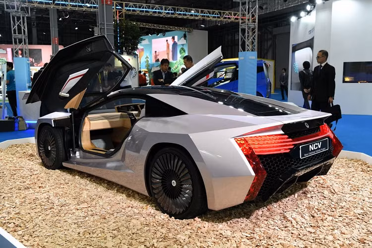 Một số chi tiết trên xe được làm từ vật liệu tái chế có thể kể tới như phần thân, cửa và mui xe... Việc sử dụng các vật liệu tái chế từ nông nghiệp và thực vật ngoài giúp chiếc xe thân thiện hơn với môi trường còn mang tới yếu tố giảm trọng lượng khô của xe.