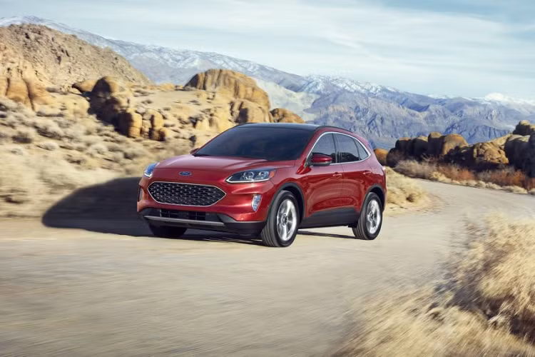 Hãng xe Mỹ đã chính thức kích hoạt bộ cấu hình trực tuyến cho chiếc crossover cỡ C nhỏ gọn Ford Escape 2020 mới, hay còn được gọi là Kuga ở thị trường châu Âu. Theo đó, xe có giá bán từ 24.885 USD (khoảng 578,7 triệu đồng) chưa gồm phí giao xe đối với bản cơ sở S dùng động cơ EcoBoost 1.5 lít và dẫn động cầu trước. So với Escape 2019 cơ sở, bản 2020 đắt hơn 780 USD (khoảng 18,1 triệu đồng).