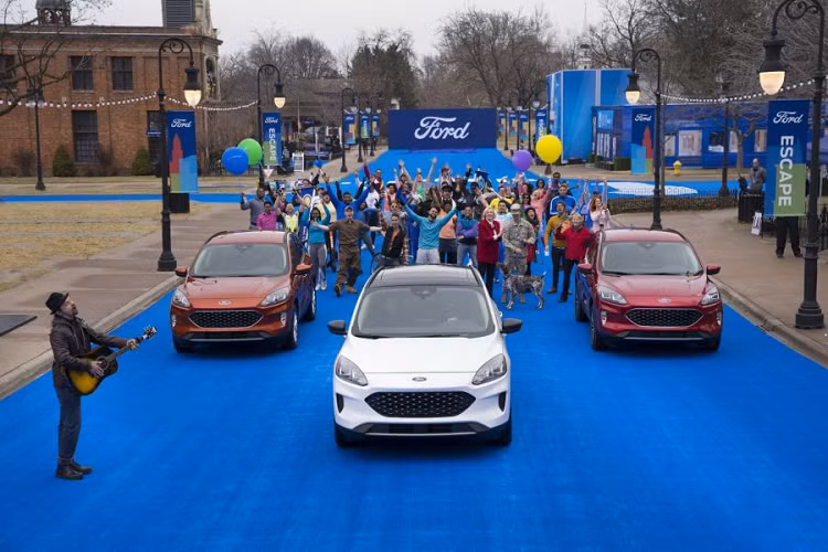 Escape Titanium 2020 được trang bị hệ truyền động hybrid tiêu chuẩn với dẫn động cầu trước, để nâng cấp lên động cơ EcoBoost 2.0 lít, đồng thời sở hữu dẫn động AWD và bộ kéo rơ-moóc hạng II (cả ba thuộc gói tùy chọn 401A Package), khách hàng cần chi thêm 2.885 USD (khoảng 67,9 triệu đồng). Cỗ máy tăng áp 4 xi-lanh cho công suất 250 mã lực và mô-men xoắn cực đại 374Nm.