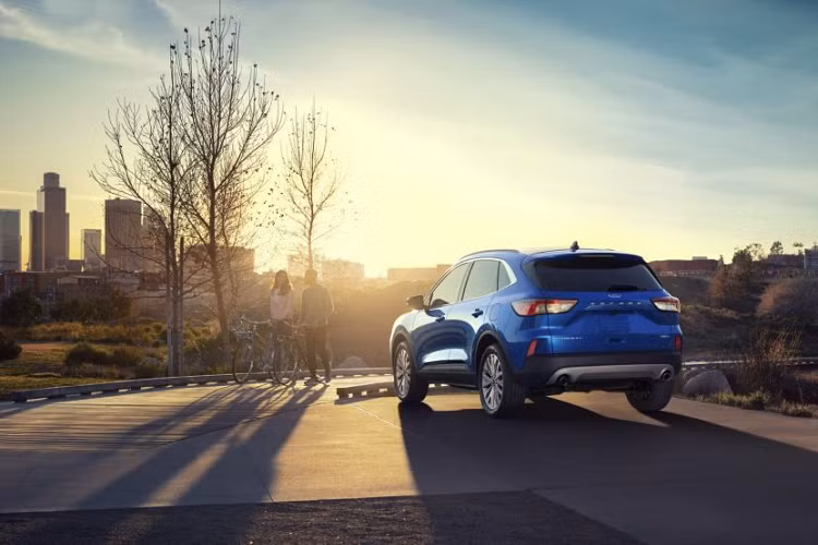 Các tính năng đáng chú ý khác của Escape mới gồm phanh đỗ điện tử, ghế trước chỉnh tay, các ghế sau trượt linh hoạt, điều hòa chỉnh tay một vùng, bộ công nghệ an toàn Ford Co-Pilot360, bộ chọn chế độ lái và màn hình đa thông tin 4,2 inch sau vô lăng.