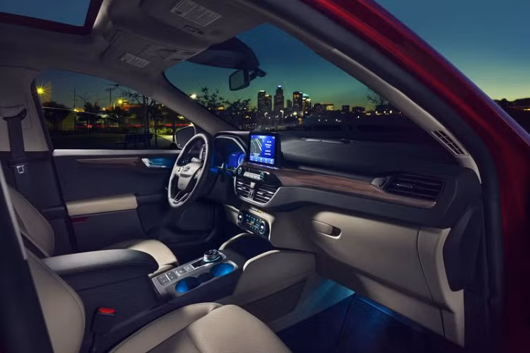 Cuối cùng, phiên bản Escape Titanium hàng đầu giá 33.400 USD (tương đương 776,7 triệu đồng) khác biệt với những biến thể còn lại với vành hợp kim 19 inch, ghế trước bọc da và hệ thống âm thanh Bang &amp; Olufsen 10 loa trong đó có một loa siêu trầm.