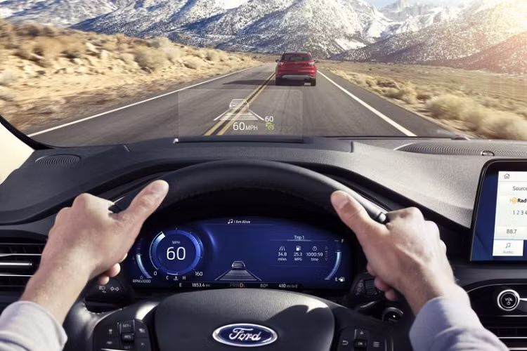 Tiến lên bản SE với giá từ 27.095 USD (khoảng 630 triệu đồng), xe sẽ sở hữu hệ thống thông tin giải trí SYNC 3 với màn hình cảm ứng 8 inch ở trung tâm cùng ghế lái chỉnh điện 10 hướng, ghế trước có sưởi, khởi động bằng nút bấm, điều hòa tự động 2 vùng và la-zăng hợp kim 17 inch.