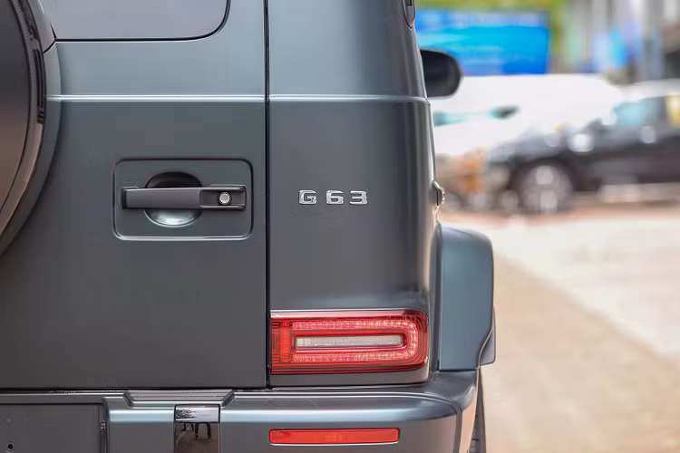 Đuôi xe Mercedes-AMG G63 Edition 1 vốn dĩ được nhiều người mê xe nhận biết được đây là phiên bản của năm 2019 do đèn hậu thiết kế lại, cản va trước sửa đổi... các chi tiết ngoại thất cũng không còn vuông như trước.