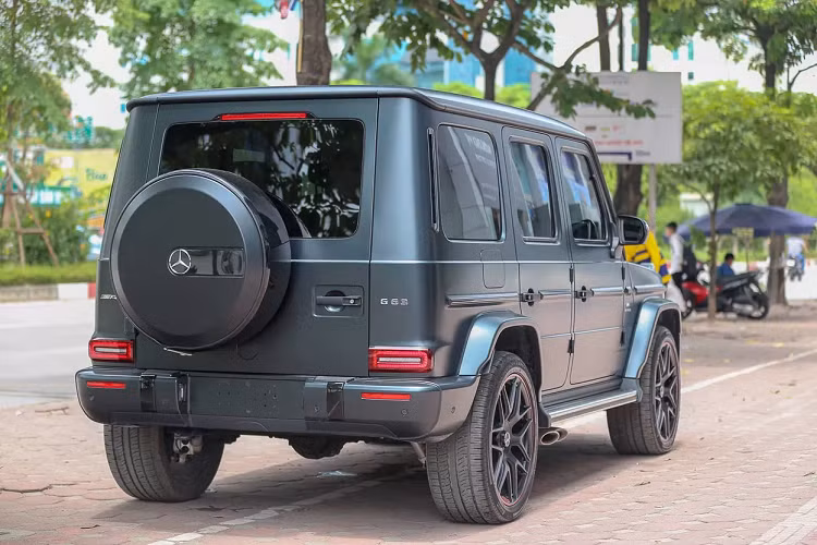 Ngoài ra xe còn có ngoại hình hầm hố, nam tính nhấn nhá ở những chi tiết viền đỏ ấn tượng. Với phiên bản Edition 1 trong bài, G63 AMG được trang bị nhiều chi tiết cao cấp và ấn tượng hơn bản tiêu chuẩn. Ngoại thất phiên bản Edition 1 khác biệt ở bộ tem 2 bên thân xe, nhiều chi tiết được bổ sung viền đỏ như mâm xe, gương chiếu hậu... 