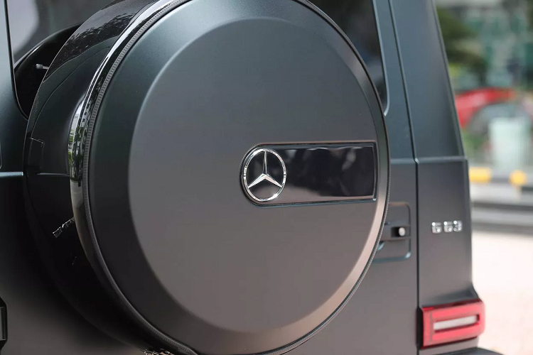 G63 còn được trang bị hệ thống treo độc lập phía trước và hệ thống treo liên kết 5 điểm phía sau, cho khả năng off-road và xử lý khi vào cua tốt hơn, đồng thời tận dụng tối ưu sức mạnh từ động cơ. Nó cũng được cung cấp ống xả kép thể thao AMG nằm bên sườn trái.