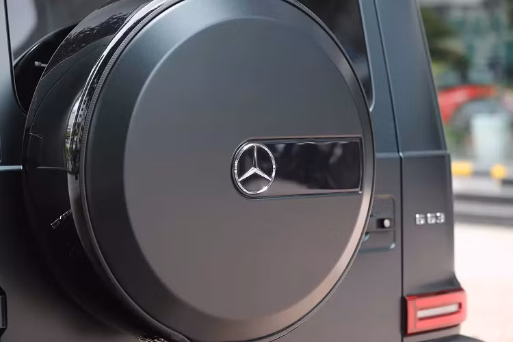 G63 còn được trang bị hệ thống treo độc lập phía trước và hệ thống treo liên kết 5 điểm phía sau, cho khả năng off-road và xử lý khi vào cua tốt hơn, đồng thời tận dụng tối ưu sức mạnh từ động cơ. Nó cũng được cung cấp ống xả kép thể thao AMG nằm bên sườn trái.