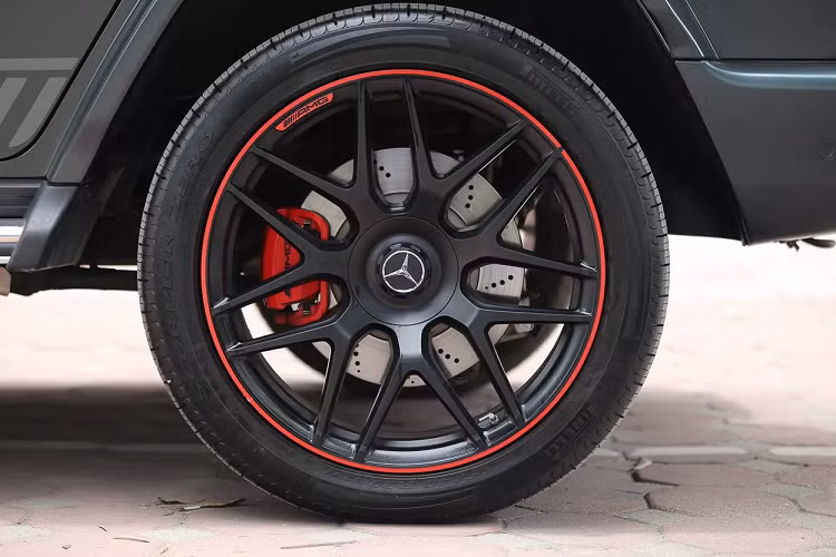 Ngoài ra, những điểm nhấn màu đỏ cũng đã xuất hiện ở bánh xe cỡ 22 inch thiết kế đẹp mắt với 7 chấu kép, kẹp phanh màu đỏ cũng rất nổi bật. Hệ thống Pre-Safe giám sát áp suất lốp và một bộ sửa lốp Tirefit cũng được trang bị trên mẫu SUV địa hình sang trọng này.