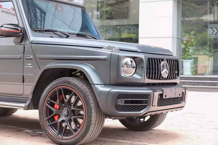 Phiên bản Mercedes-AMG G63 đời 2019 có sự khác biệt so với trước với đèn pha thiết kế lại, sử dụng bóng đèn LED toàn phần. Cản va trước, hốc gió hay lưới tản nhiệt đều được thiết kế lại.