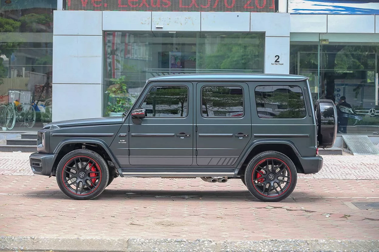 "Ông vua địa hình" Mercedes-AMG G63 Edition 1 hàng hiếm cập bến Việt Nam với màu sơn xanh nhám này do một công ty nhập khẩu tư nhân đưa về nước. So với thế hệ cũ, Mercedes-AMG G63 2019 mới có sự khác biệt đầu tiên chính là cách gọi tên xe, chữ AMG được đưa ra phía trước G63 để sách đôi cùng dòng chữ Mercedes. 