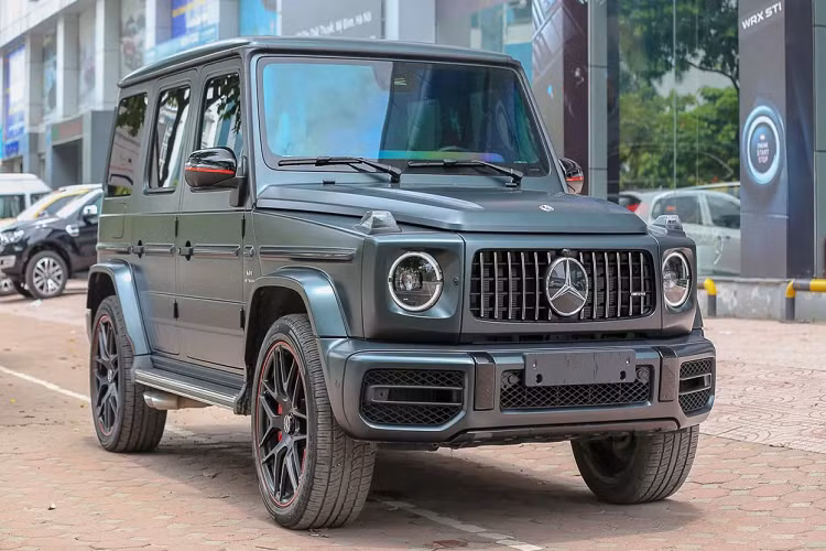 Dòng SUV hạng sang Mercedes-AMG G63 Edition 1 2019 đang được các công ty nhập khẩu tư nhân liên tiếp "khui công" trong năm 2018 và năm 2019 này. Mới đây, thêm một chiếc G63 Edition 1 mới được đưa về nước và nhanh chóng gây sự chú ý với màu xanh cá tính.