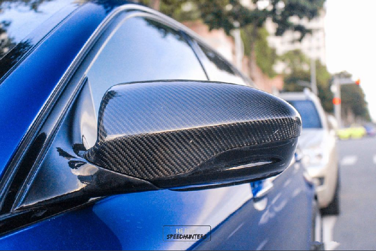 Hệ thống ống xả đôi nằm về 2 bên thân xe, khe thoát gió ở bánh trước…Cụm đèn chiếu sáng dạng LED hiện đại của BMW M5 F10. Trên thân xe còn xuất hiện đèn xi-nhan LED tích hợp vào mang thoát gió hông