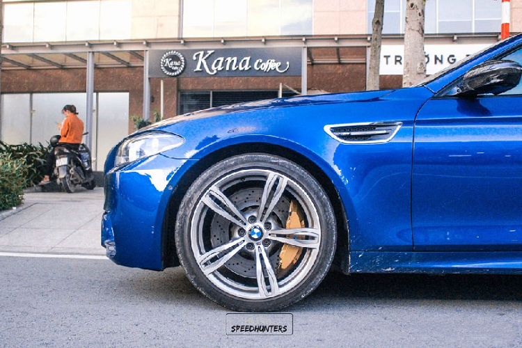 Bộ gương bọc carbon của M5. Bộ mâm 5 chấu kép kích thước 20 inch của M5 F10 cũng được thiết kế riêng để có thể hoạt động dưới điều kiện khắc nghiệt cao hơn.