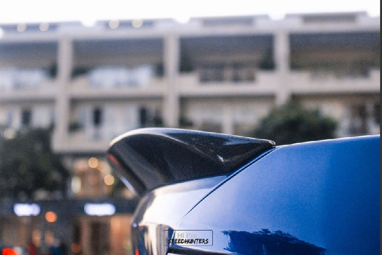 Ở giữa có logo M đặc trưng, bên trong là hệ thống phanh hiệu suất cao M, giúp chiếc xe có thể vận hành linh hoạt và an toàn. Bên cạnh đó, chiều chi tiết cũng được chủ nhân bổ sung như líp cản trước cản sau, líp 2 bên thân xe, ốp carbon gương và đèn pha, cánh lướt gió cố định phía sau kích thước nhỏ…