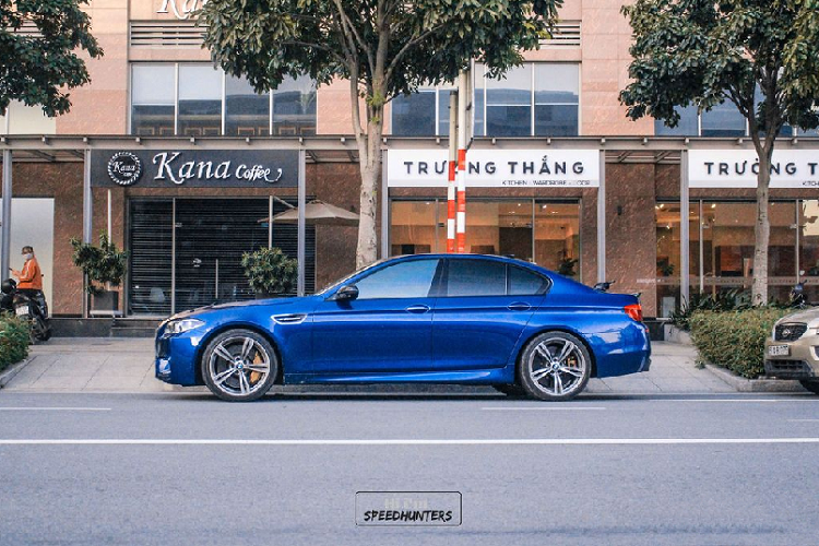 Đi kèm với đó còn là hộp số ly hợp kép 7 cấp và hệ dẫn động cầu sau. Từ đó, M5 F10 có thể tăng tốc từ 0 đến 100 km/h chỉ với 4,4 trước khi đạt vận tốc tối đa 250km/h. Ngoài ra, M5 F10 cũng trở thành chiếc M5 đầu tiên sử dụng động cơ tăng áp turbo.