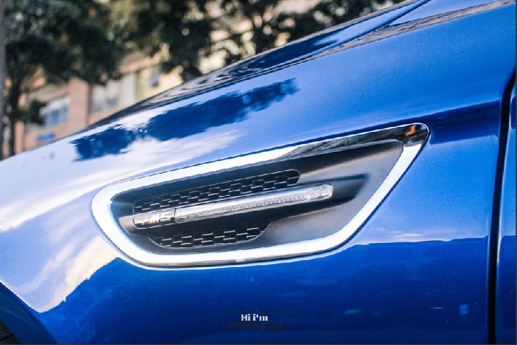 Về ngoại hình, nguyên bản mẫu xe này có nước sơn ngoại thất là màu đen bóng. Tuy nhiên, trong lần trở lại này xe đã được chủ nhân thay đổi "bộ cánh" mới màu xanh dương lạ mắt và cũng trẻ trung hơn. Cũng như những mẫu xe hiệu suất cao M-Performance khác, BMW M5 F10 cũng được thừa hưởng rất nhiều nét thiết kế đặc trưng của dòng M trứ danh như hốc gió trước thiết kế hầm hố và rộng hơn, đèn sương mù được lược bỏ.