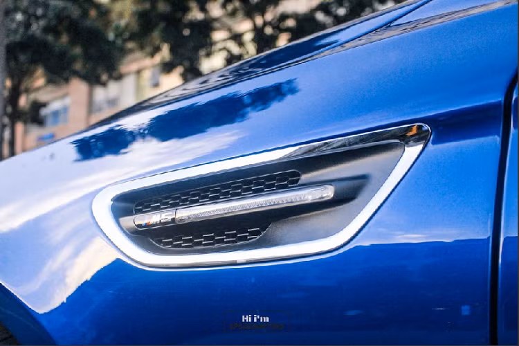 Về ngoại hình, nguyên bản mẫu xe này có nước sơn ngoại thất là màu đen bóng. Tuy nhiên, trong lần trở lại này xe đã được chủ nhân thay đổi "bộ cánh" mới màu xanh dương lạ mắt và cũng trẻ trung hơn. Cũng như những mẫu xe hiệu suất cao M-Performance khác, BMW M5 F10 cũng được thừa hưởng rất nhiều nét thiết kế đặc trưng của dòng M trứ danh như hốc gió trước thiết kế hầm hố và rộng hơn, đèn sương mù được lược bỏ.