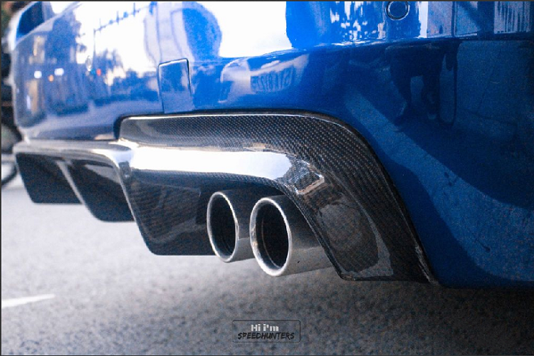 Cánh gió bằng carbon được gắn ở nắp cốp sau giúp tối ưu hoá khả năng khí động học của xe. Hệ thống ống xả kép với cản dưới bằng carbon thể thao.