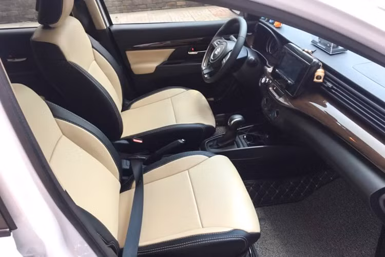 Tuy nhiên Ertiga chỉ là mẫu xe phổ thông và để cắt giảm chi phí sản xuất nên cabin xe chỉ được bọc ghế nỉ và không có lựa chọn ghế da – tương tự dòng xe ‘’ăn khách’’ Mitsubishi Xpander, chính vì thế chủ xe Ertiga đã quyết định nâng cấp bọc da cho nội thất xe nhằm nâng cao giá trị hưởng thụ và tạo thoải mái nhất khi sử dụng.