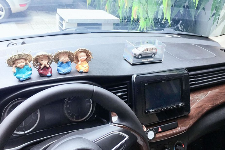 Nhìn chung, giá bán của Ertiga dễ tiếp cận hơn so với Toyota Avanza có giá bán (544 - 612 triệu đồng) và Mitsubishi Xpander (550 - 620 triệu đồng).