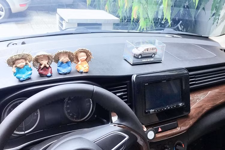 Nhìn chung, giá bán của Ertiga dễ tiếp cận hơn so với Toyota Avanza có giá bán (544 - 612 triệu đồng) và Mitsubishi Xpander (550 - 620 triệu đồng).