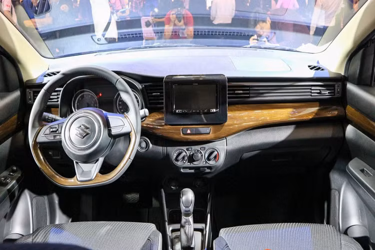 Mặc dù thiếu vắng một số trang bị như khởi hành ngang dốc hay kiểm soát lực kéo so với Xpander nhưng bù lại giá bán của Ertiga rẻ hơn.