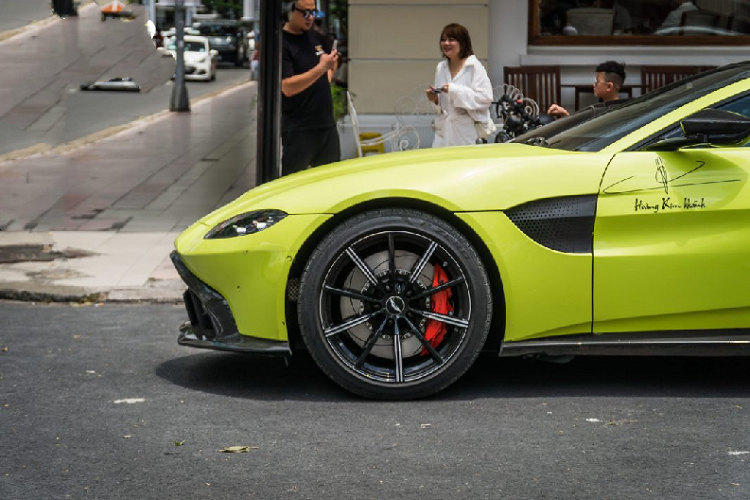 V8 Vantage 2019 được hãng siêu xe Aston Martin thiết kế với những đường nét hiện đại nhằm tối ưu hóa khí động học cho xe. Lưới tản nhiệt lớn ôm trọn lấy phần cản trước, mang đến cho Vantage 2019 hiệu quả khí động học cao hơn.