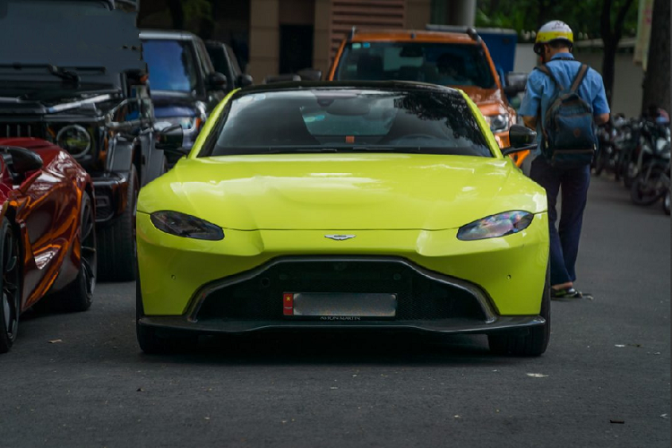 Về mặt tiện ích, New Vantage sở hữu các trang bị tiêu chuẩn như: nút khởi động Start/Stop, hỗ trợ đỗ xe với các cảm biến ở xung quanh xe, hệ thống thông tin giải trí COMAND Online của Mercedes-Benz, với màn hình trung tâm LCD 8 inch và hệ thống âm thanh của Aston Martin. Giá xe Aston Martin Vantage mới được phân phối chính hãng bởi đại lý Aston Martin TP HCM với mức giá khởi điểm từ 14,988 tỷ đồng.