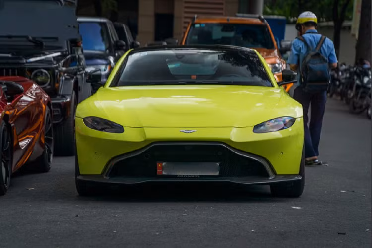 Về mặt tiện ích, New Vantage sở hữu các trang bị tiêu chuẩn như: nút khởi động Start/Stop, hỗ trợ đỗ xe với các cảm biến ở xung quanh xe, hệ thống thông tin giải trí COMAND Online của Mercedes-Benz, với màn hình trung tâm LCD 8 inch và hệ thống âm thanh của Aston Martin. Giá xe Aston Martin Vantage mới được phân phối chính hãng bởi đại lý Aston Martin TP HCM với mức giá khởi điểm từ 14,988 tỷ đồng.