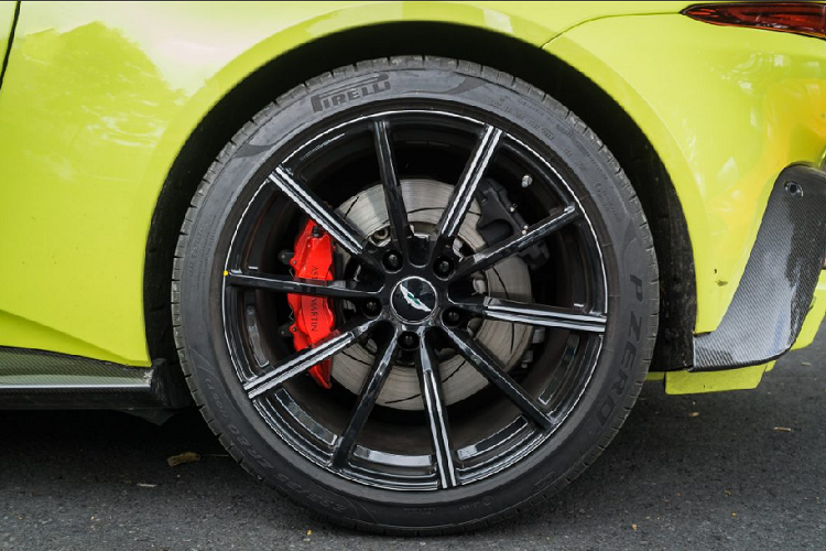 Xe sở hữu hệ thống treo trước là loại đôi xương đòn, trong khi giảm xóc sau là loại đa liên kết. Ngoài ra, hệ thống treo giảm chấn thích ứng chủ động ADS Bilstein DampTronic tích hợp công nghệ Skyhook cho phép tùy chỉnh 3 chế độ vận hành: Sport (thể thao), Sport Plus (hiệu năng cao) và Track ( đường đua)...