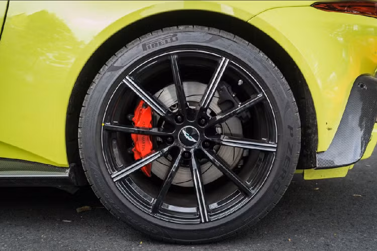 Xe sở hữu hệ thống treo trước là loại đôi xương đòn, trong khi giảm xóc sau là loại đa liên kết. Ngoài ra, hệ thống treo giảm chấn thích ứng chủ động ADS Bilstein DampTronic tích hợp công nghệ Skyhook cho phép tùy chỉnh 3 chế độ vận hành: Sport (thể thao), Sport Plus (hiệu năng cao) và Track ( đường đua)...