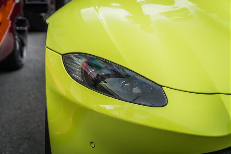 Chiếc Aston Maritn Vantage thế hệ mới này sở hữu màu sơn xanh lá đẹp mắt được Aston Martin đặt tên là Lime Essence. Đây cũng chính là màu sơn được hãng xe thể thao Anh Quốc dùng để ra mắt mẫu xe này. Xe được trang bị bộ mâm 10 chấu được sơn hai màu đen và cắt kim cương bạc vô cùng bắt mắt.