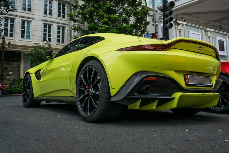 Phía sau, phần đuôi xe được vuốt cao phía trên nắp cốp, tạo thành một cánh gió tích hợp. Luồng gió dưới gầm xe được tối ưu hóa bằng bộ khuếch tán cỡ lớn được phát triển chung với mẫu xe đua Vantage GTE. Điểm nhấn của đuôi xe phải kể đến dãy đèn hậu dạng LED với thiết kế uốn lượn ôm vào phần cánh gió. Xe cũng sở hữu phần đèn sương mù phía sau được tích hợp vào khuếch tán gió dưới gầm, giống với những mẫu xe đua.